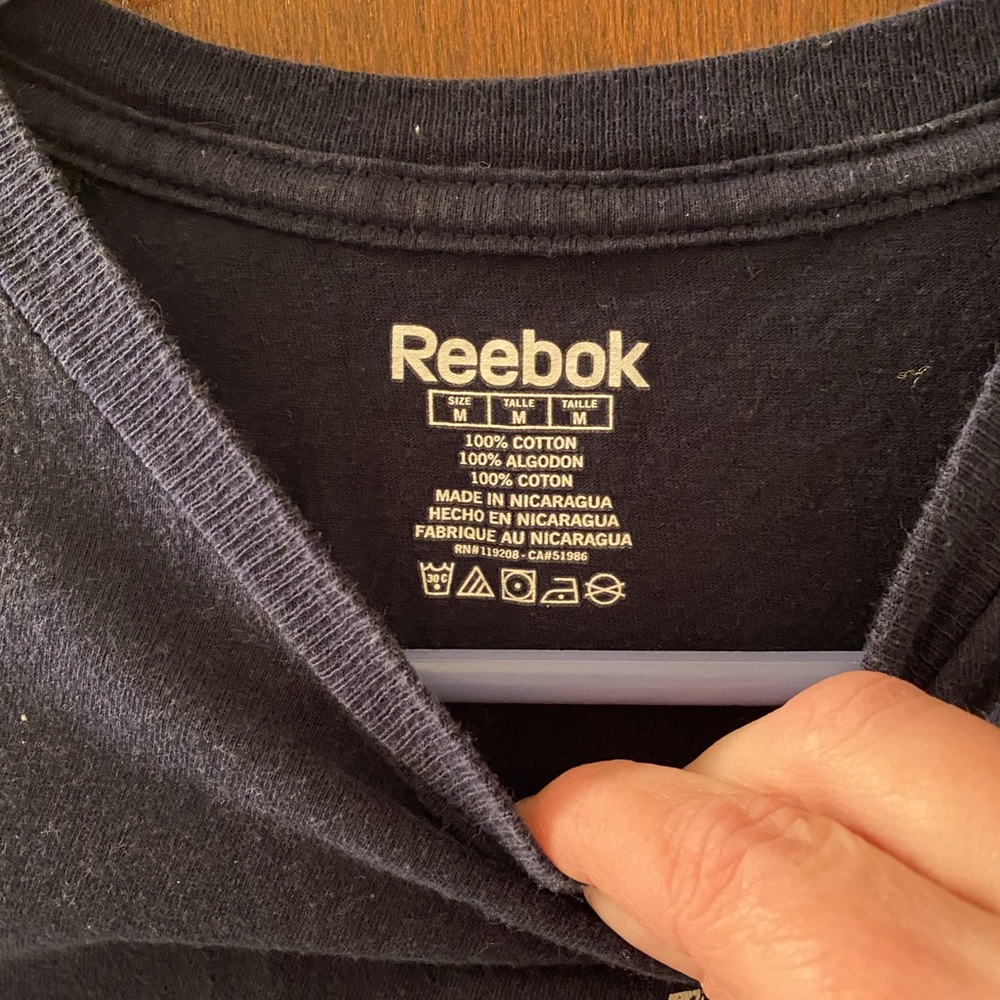 Men’s Reebok Buffalo Sabres T-shirt Navy and gold - Picture 2 of 3